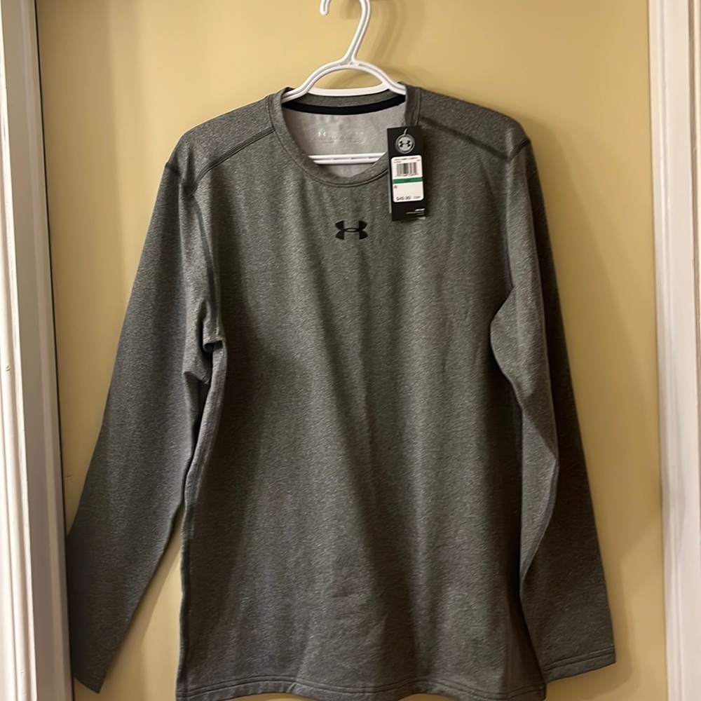 NWT. Mens large Under Armour cold gear long sleeve.
